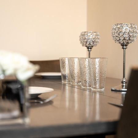 Luxury 2 Bed Apartment - Near Heathrow, Legoland, Windsor สลาว ภายนอก รูปภาพ