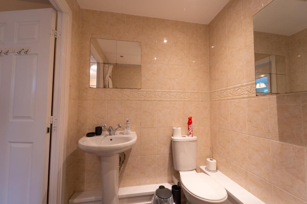 Luxury 2 Bed Apartment - Near Heathrow, Legoland, Windsor สลาว ภายนอก รูปภาพ