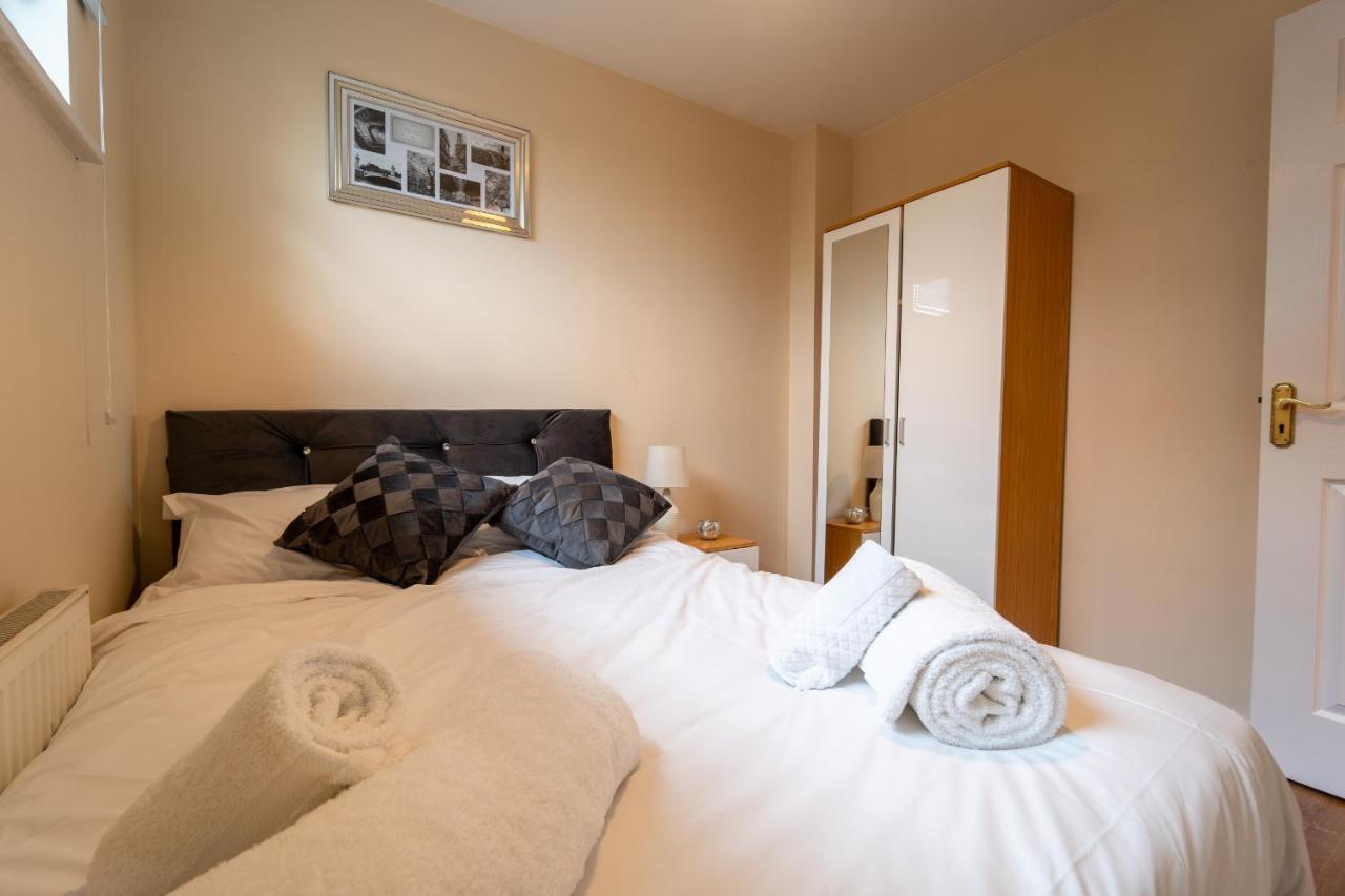 Luxury 2 Bed Apartment - Near Heathrow, Legoland, Windsor สลาว ภายนอก รูปภาพ