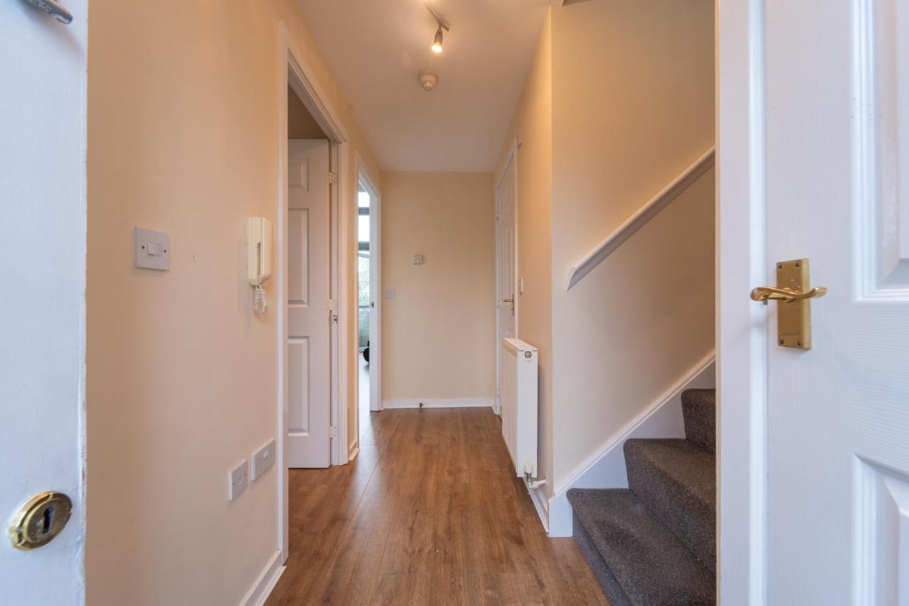 Luxury 2 Bed Apartment - Near Heathrow, Legoland, Windsor สลาว ภายนอก รูปภาพ