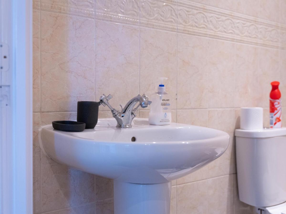 Luxury 2 Bed Apartment - Near Heathrow, Legoland, Windsor สลาว ภายนอก รูปภาพ