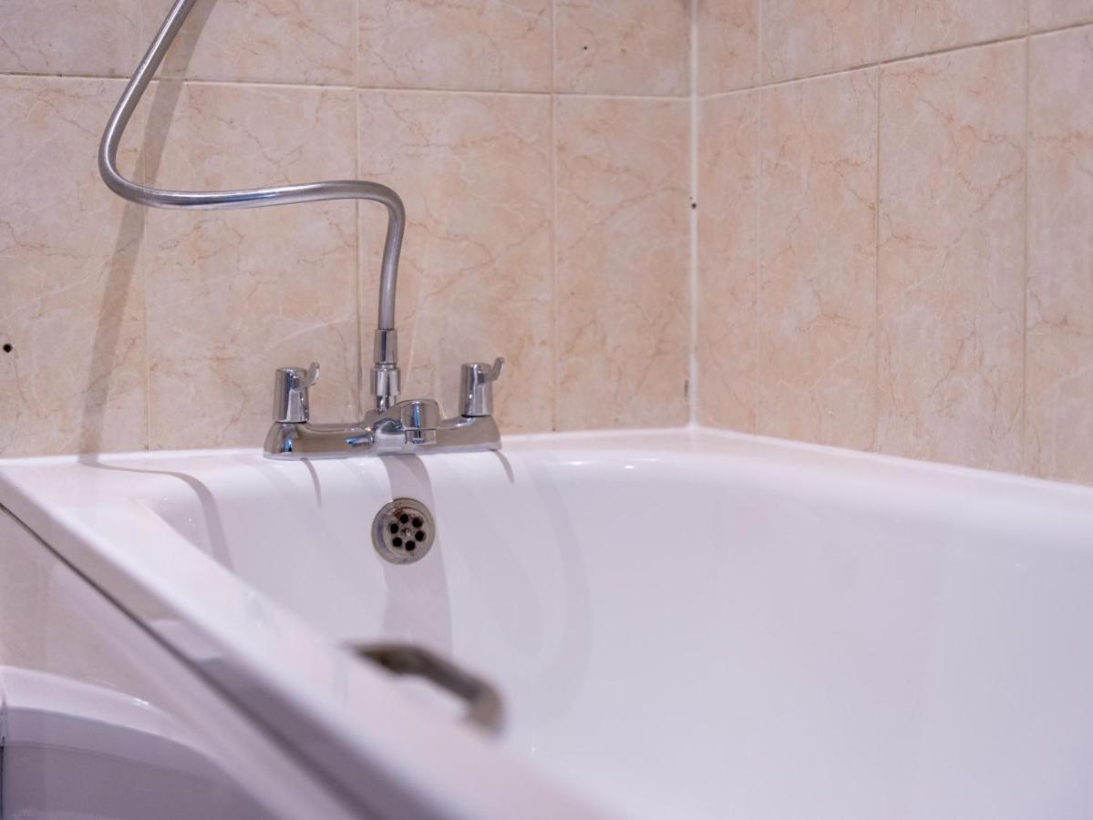Luxury 2 Bed Apartment - Near Heathrow, Legoland, Windsor สลาว ภายนอก รูปภาพ