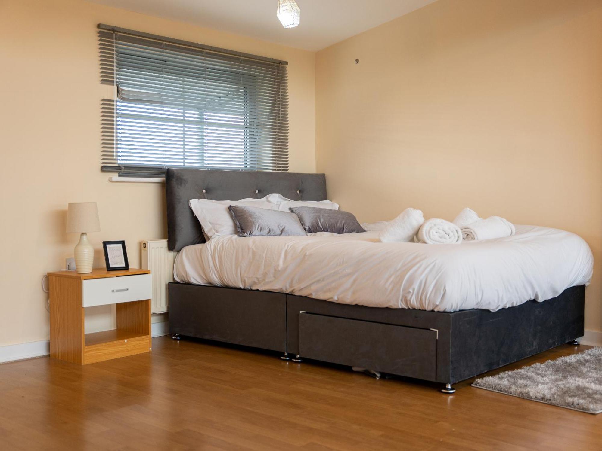 Luxury 2 Bed Apartment - Near Heathrow, Legoland, Windsor สลาว ภายนอก รูปภาพ