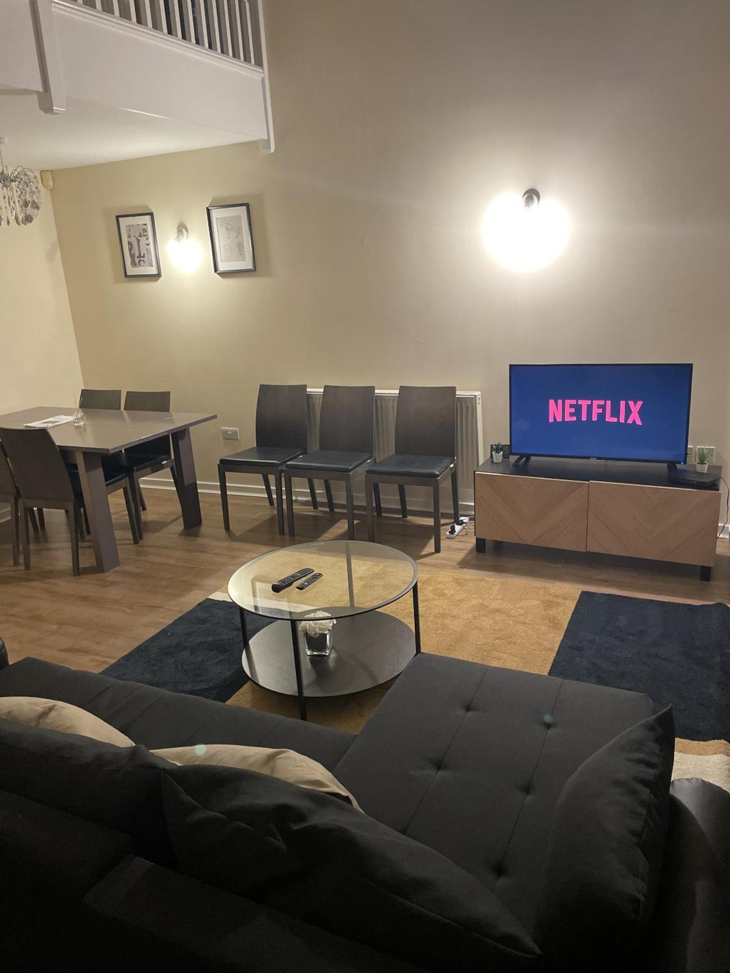 Luxury 2 Bed Apartment - Near Heathrow, Legoland, Windsor สลาว ภายนอก รูปภาพ
