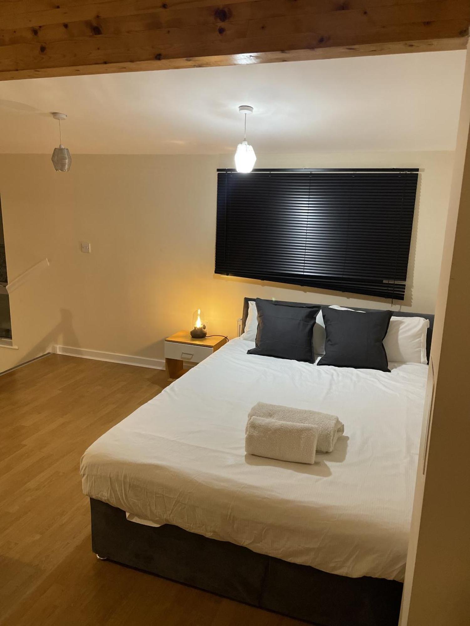 Luxury 2 Bed Apartment - Near Heathrow, Legoland, Windsor สลาว ภายนอก รูปภาพ