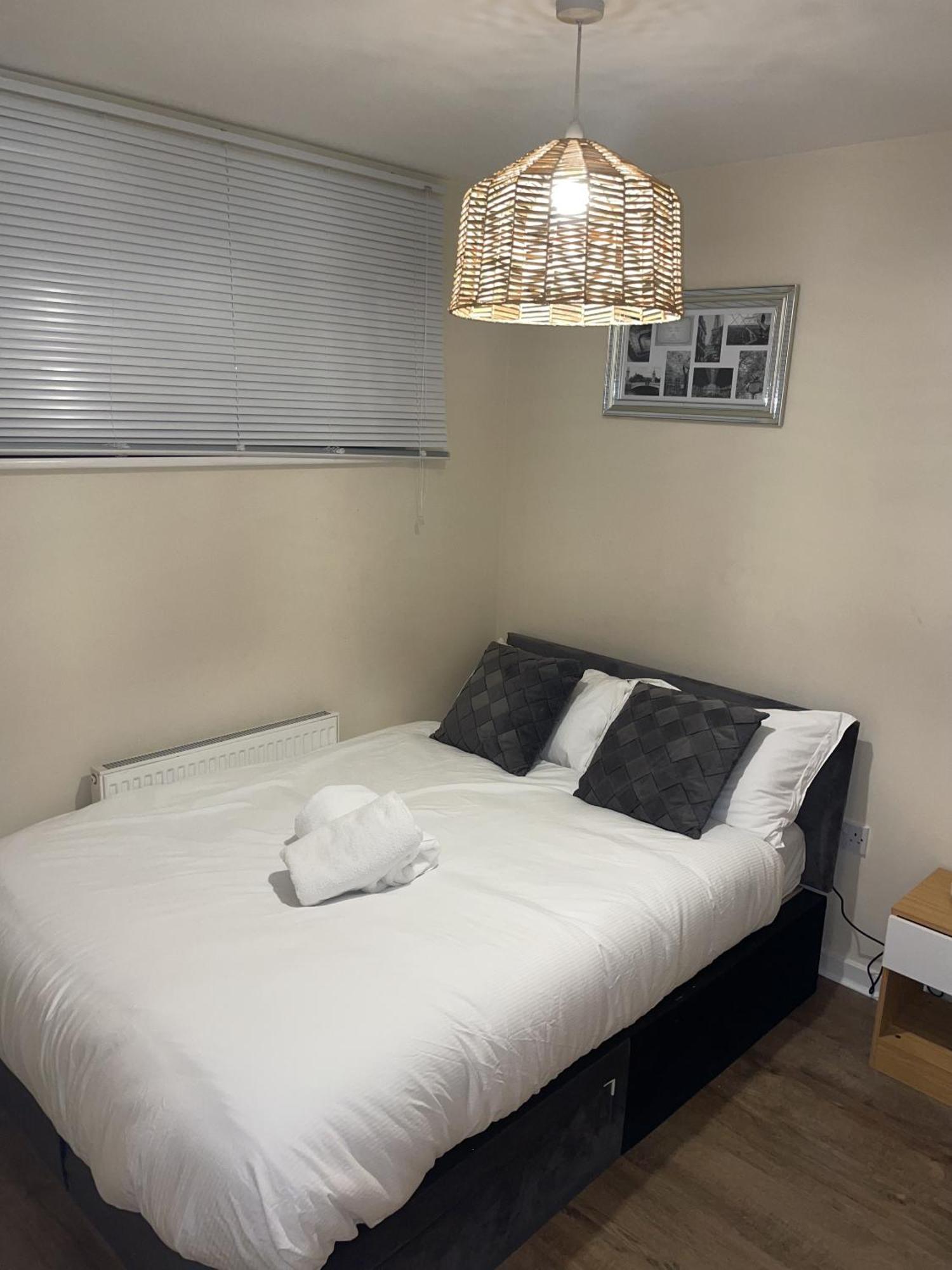 Luxury 2 Bed Apartment - Near Heathrow, Legoland, Windsor สลาว ภายนอก รูปภาพ